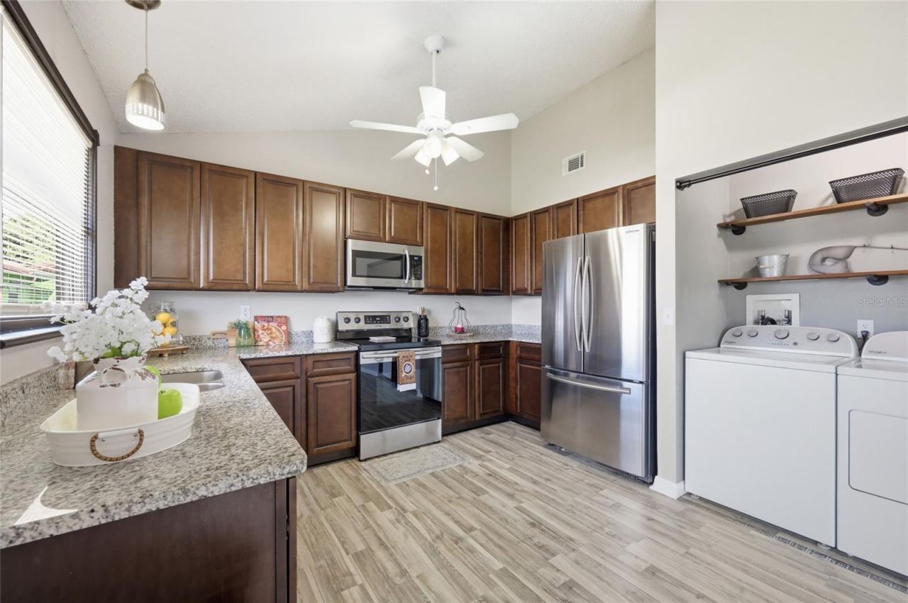 Photo 13 of 20: Kitchen w/laundry area