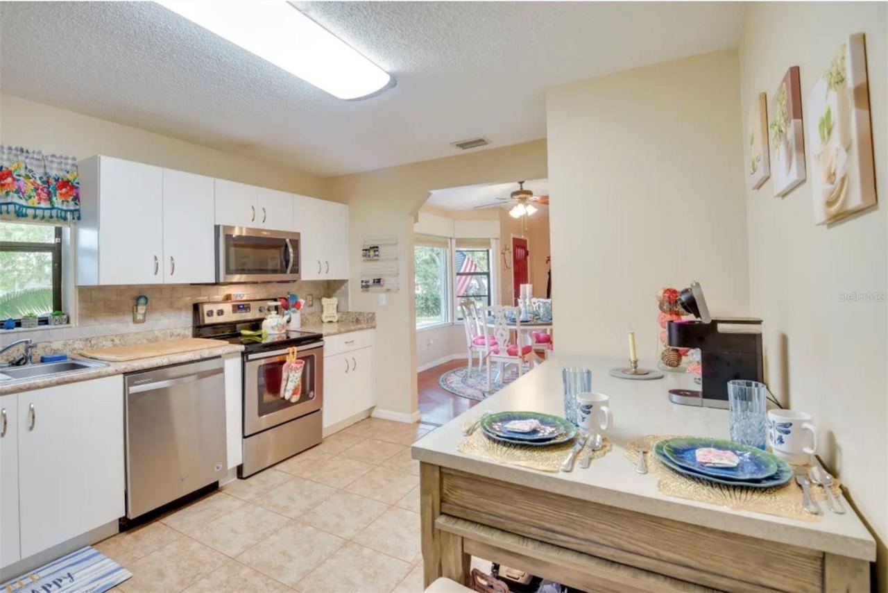 Photo 12 of 20: Eat in bar area in kitchen!