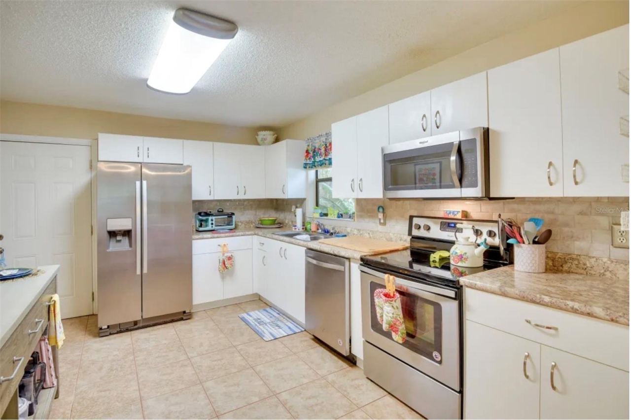 Photo 4 of 20: Kitchen updated w/newer SS appliances