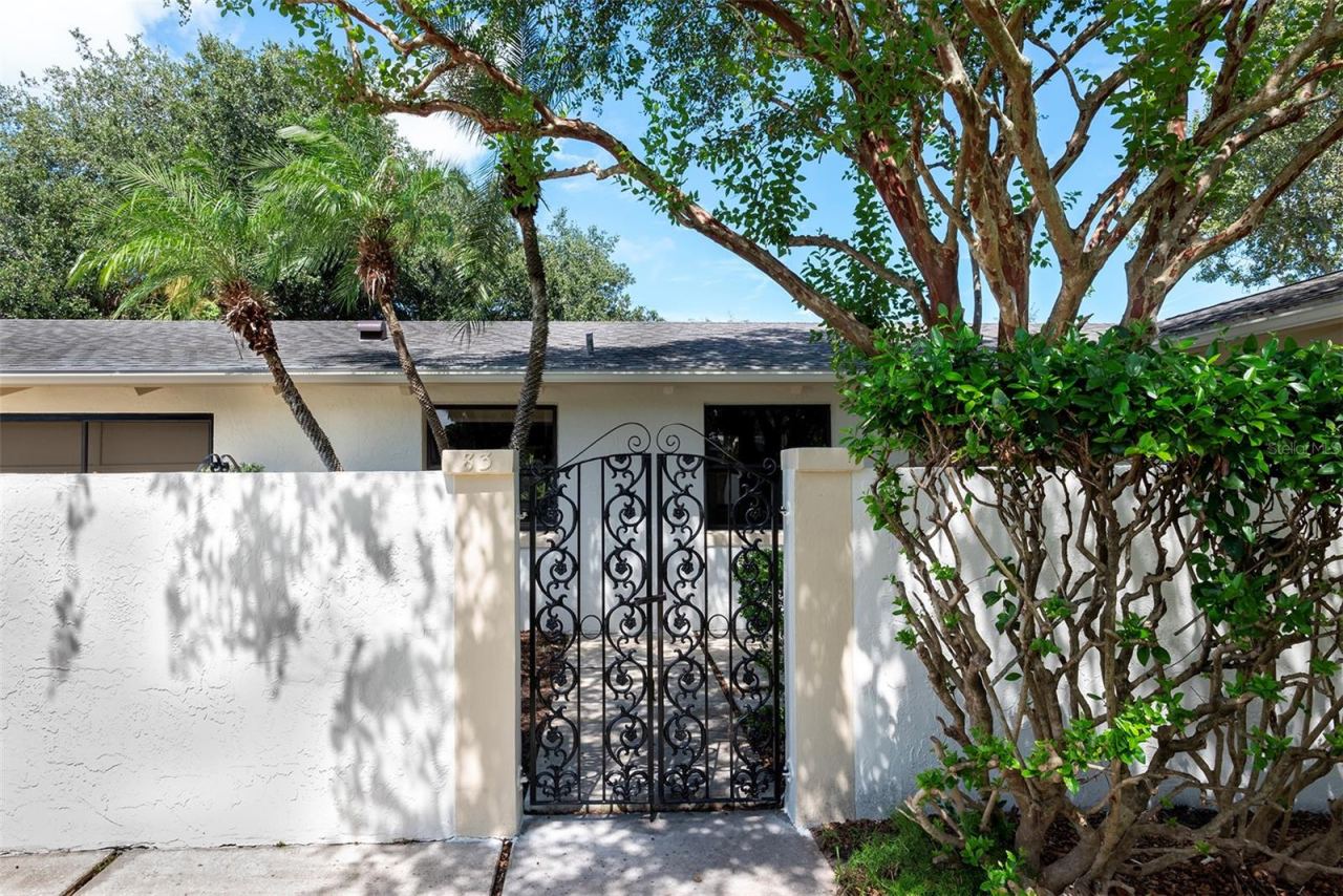 Photo 17 of 20: Gated small courtyard entry