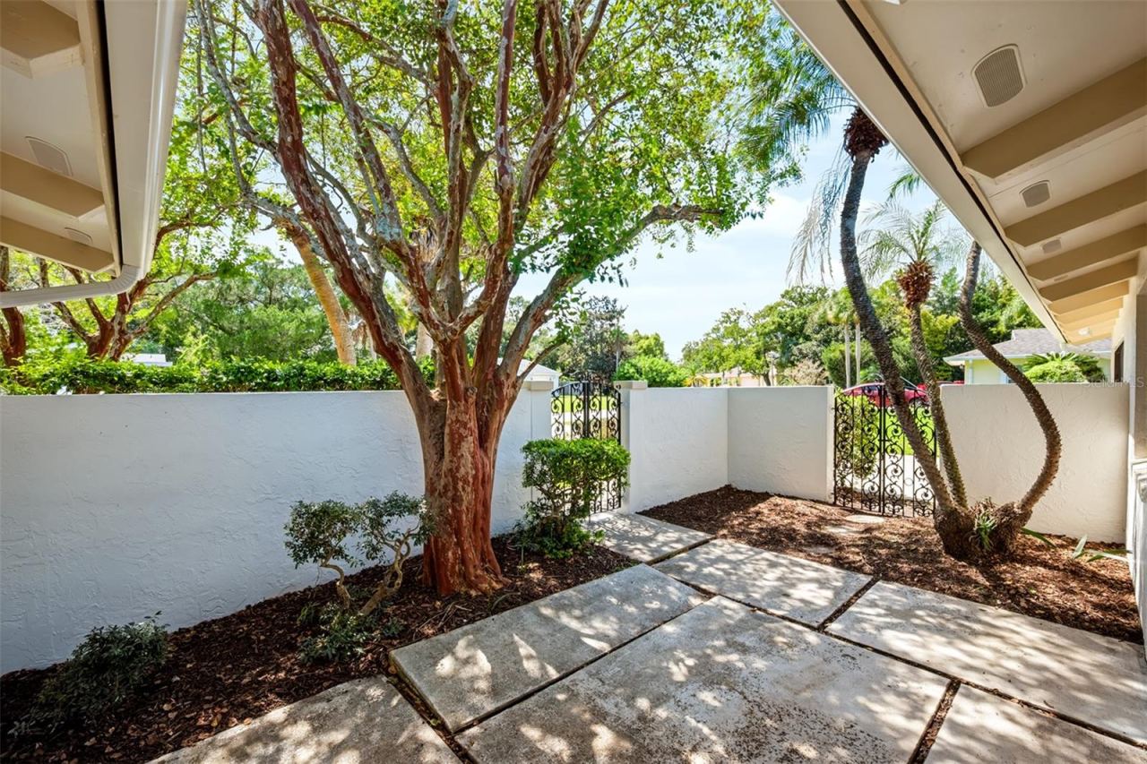 Photo 18 of 20: Small front courtyard entry