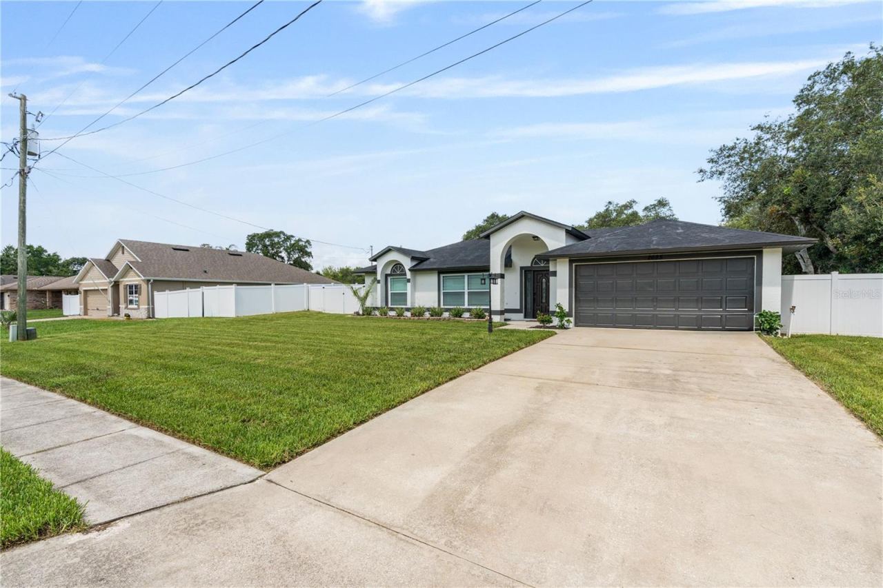Photo 5 of 20: Driveway