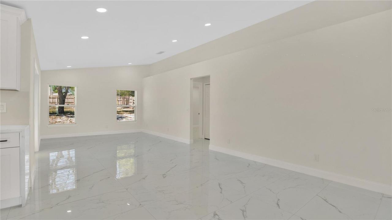 Photo 9 of 20: Living area