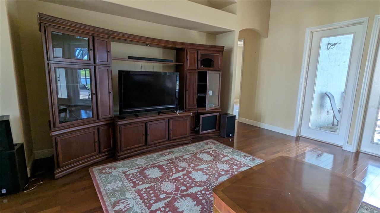 Photo 14 of 20: Living room