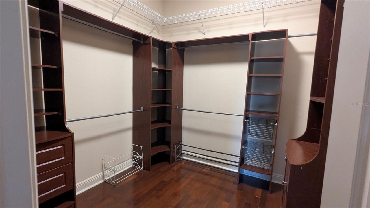 Photo 16 of 20: Master closet