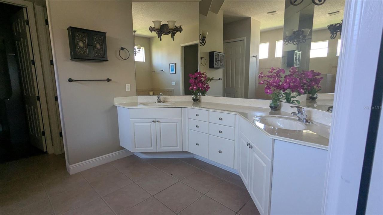 Photo 15 of 20: Master bathroom