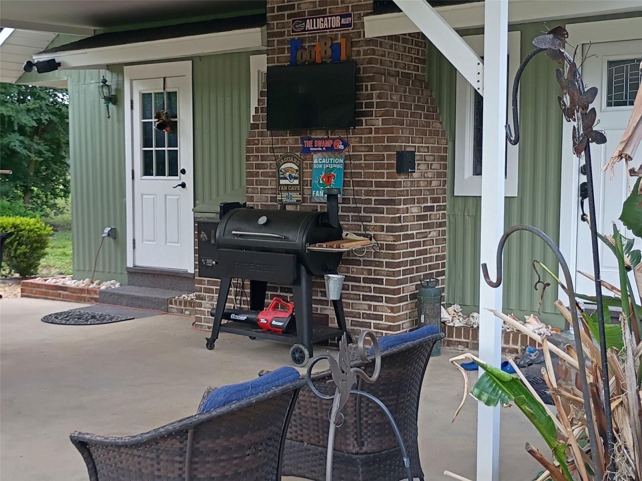 Photo 4 of 20: Carport / Patio Area