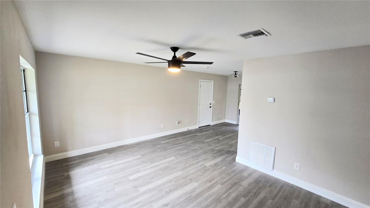 Photo 6 of 20: Living Room