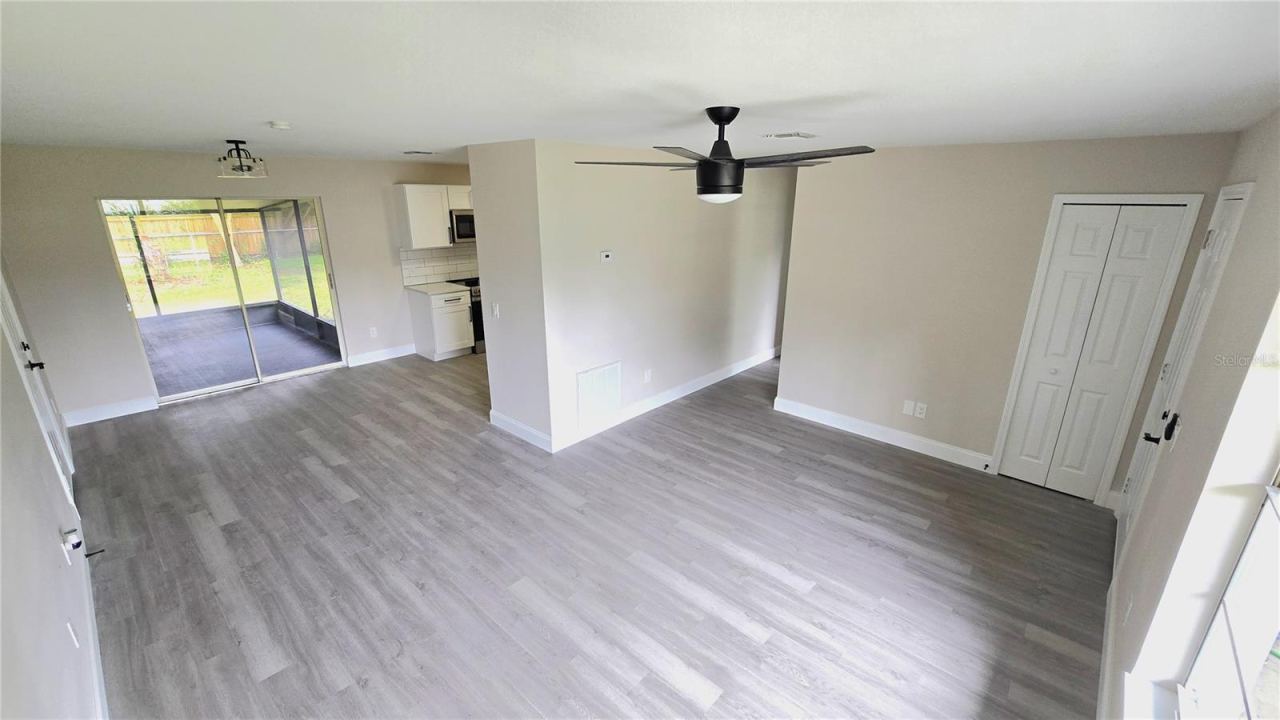 Photo 5 of 20: Living Room