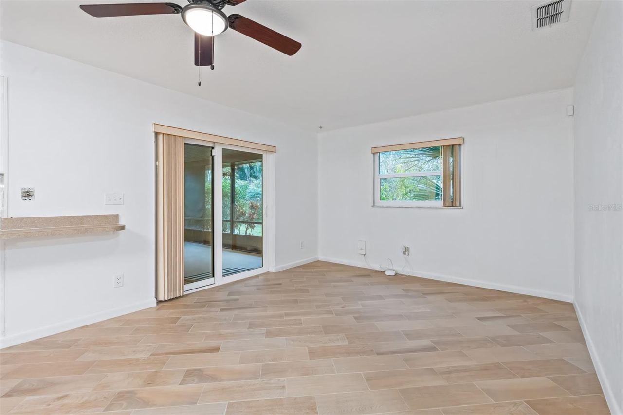 Photo 19 of 20: Rear Living Room