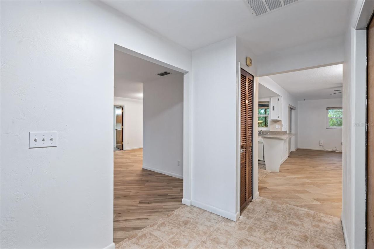 Photo 7 of 20: Entry Foyer