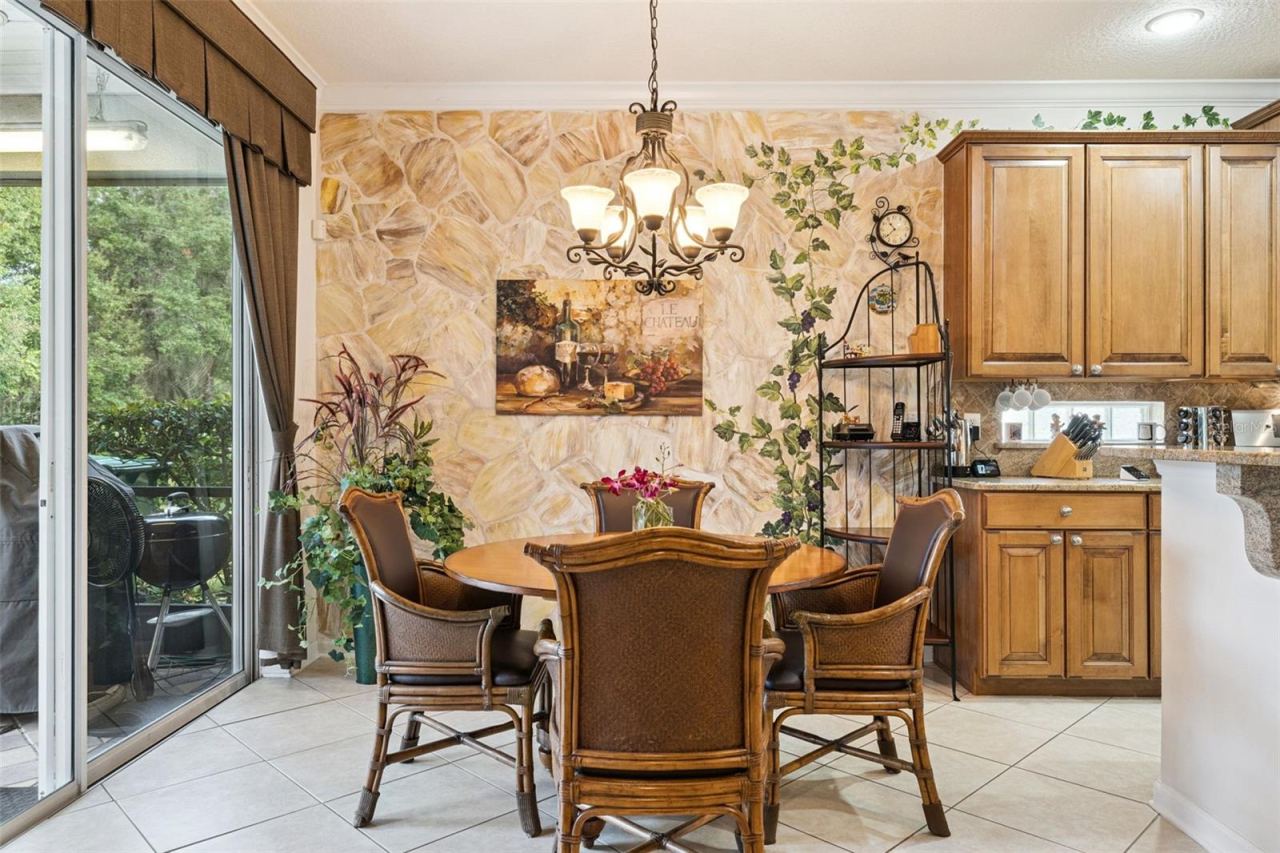 Photo 19 of 20: Dinette area off of the Kitchen