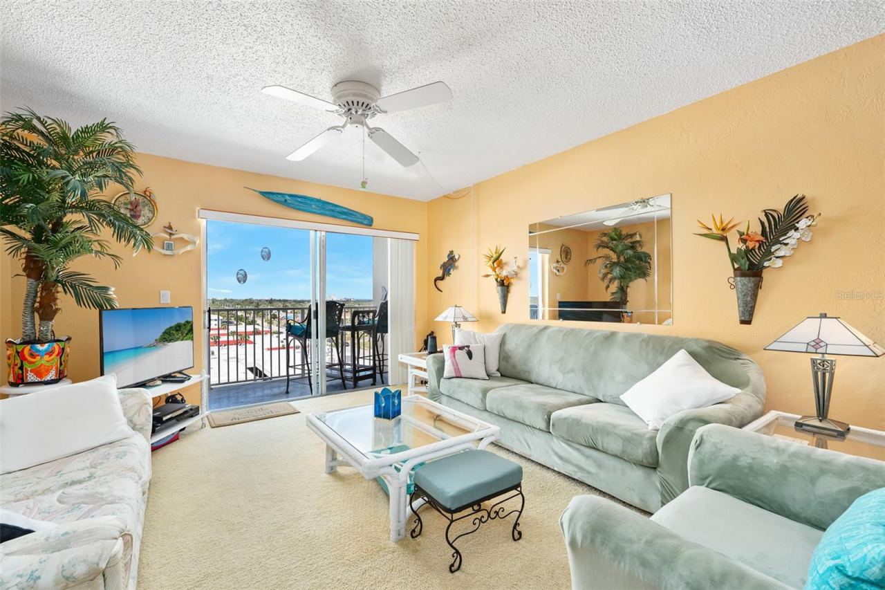 Photo 11 of 20: Spacious living room