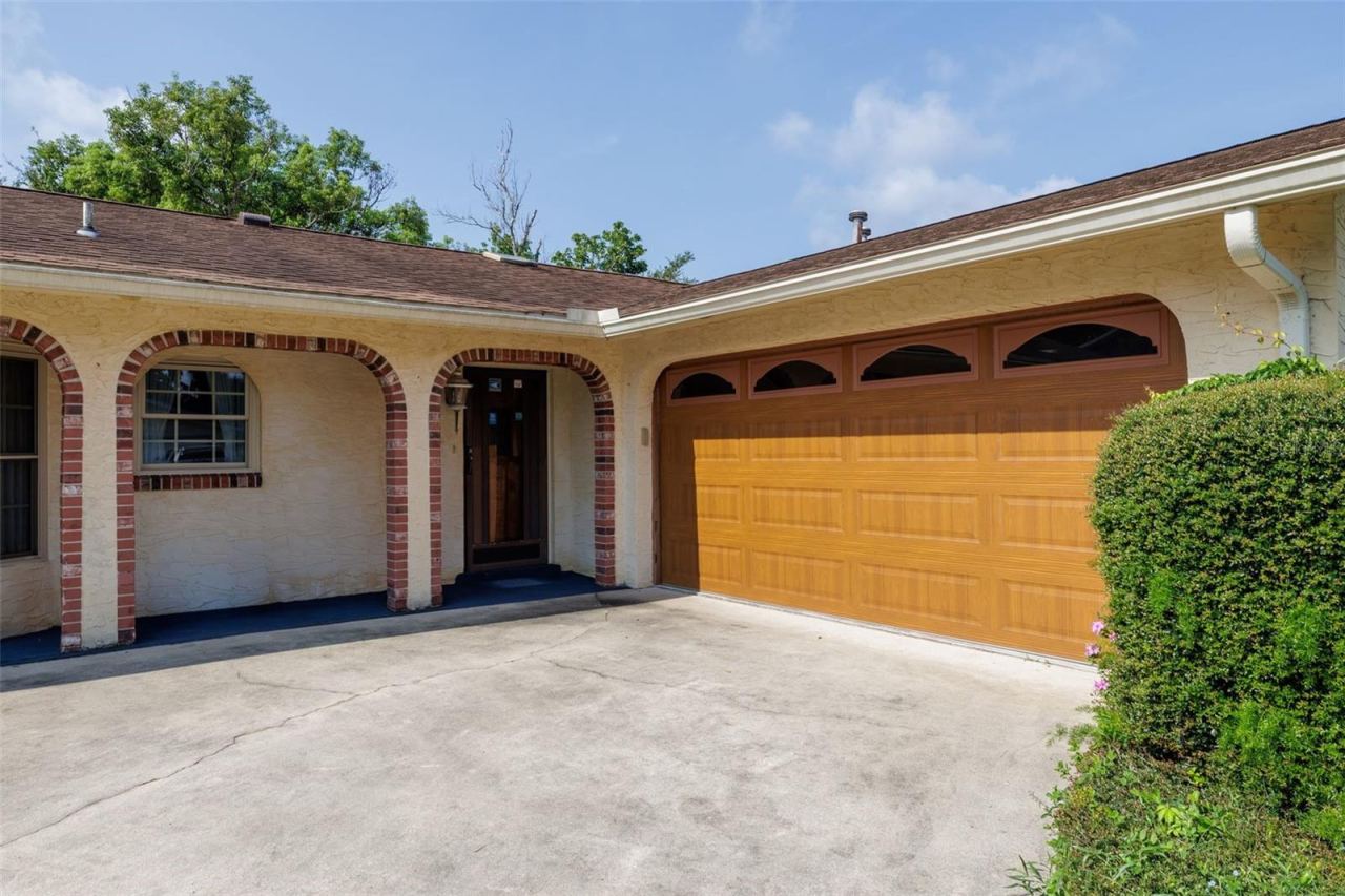 Photo 3 of 20: Side-entry garage