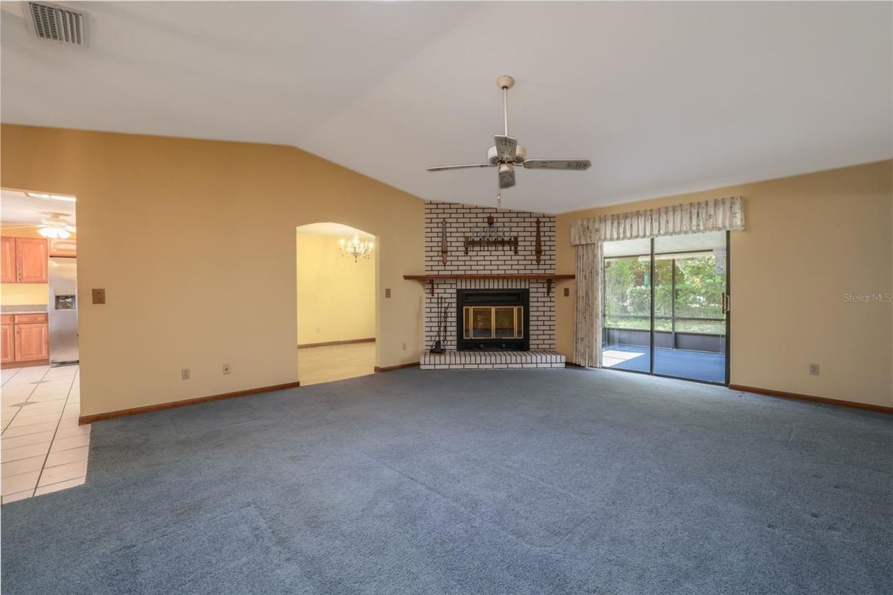 Photo 7 of 20: Living Room to screened Lanai