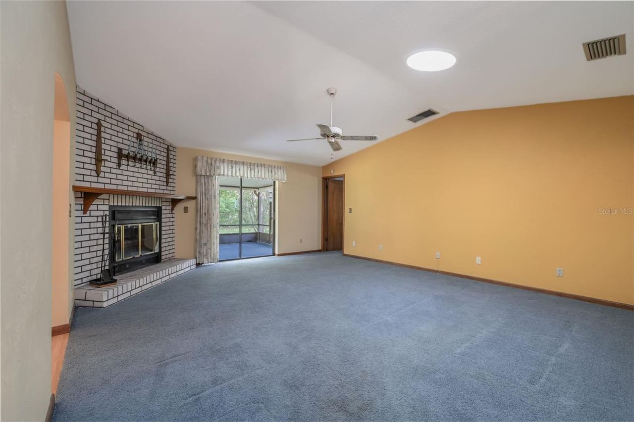 Photo 5 of 20: Living Room