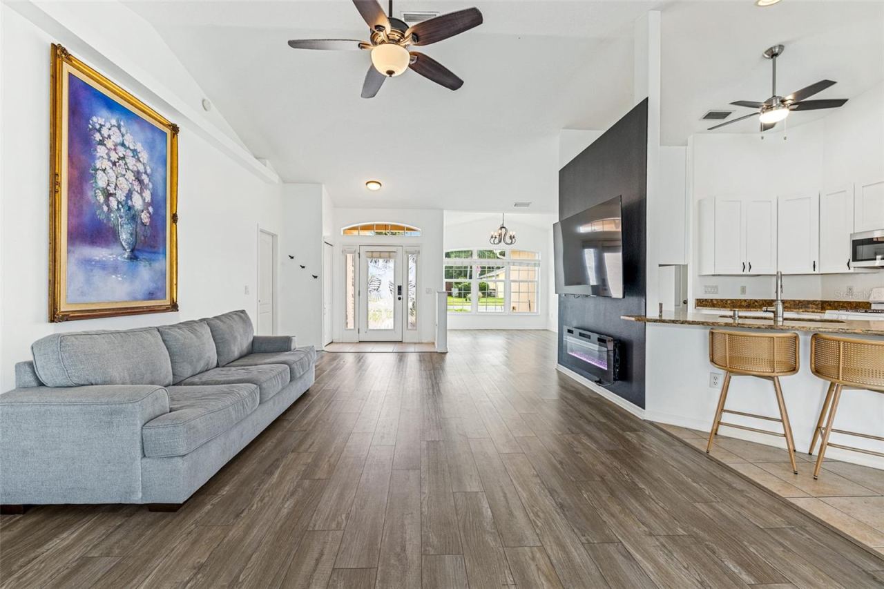Photo 9 of 20: Family room