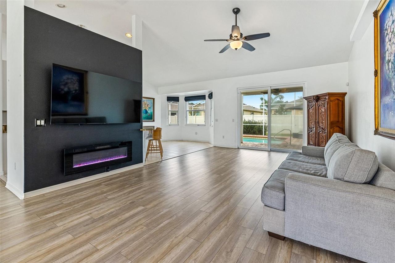 Photo 8 of 20: Family room