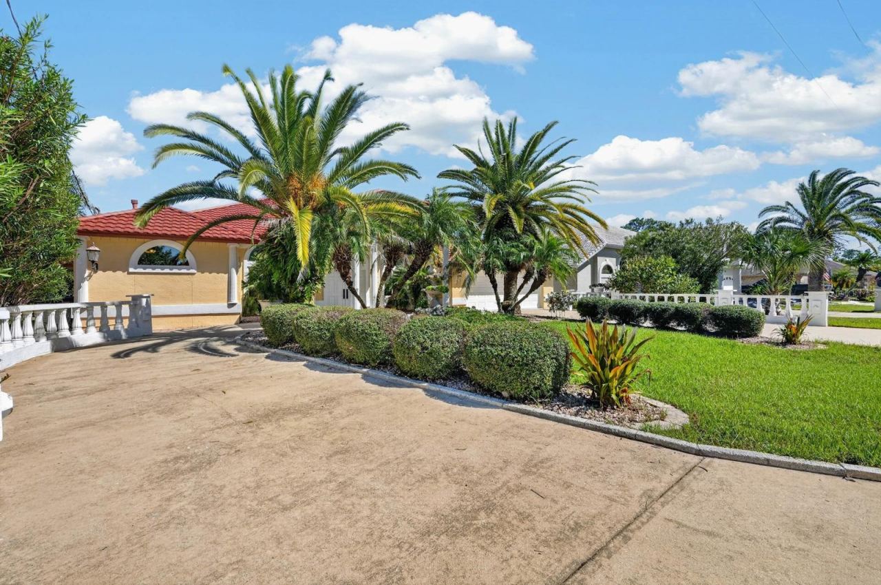 Photo 7 of 20: Beautifully Landscaped Circular Driveway