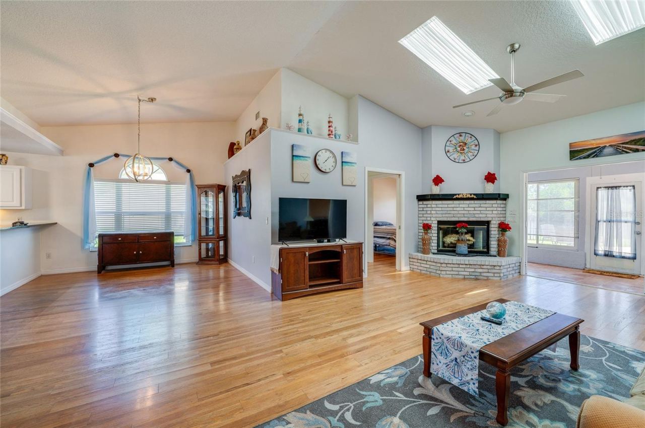 Photo 18 of 20: Dining area and living room