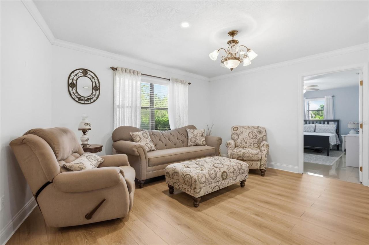 Photo 11 of 20: Formal living room