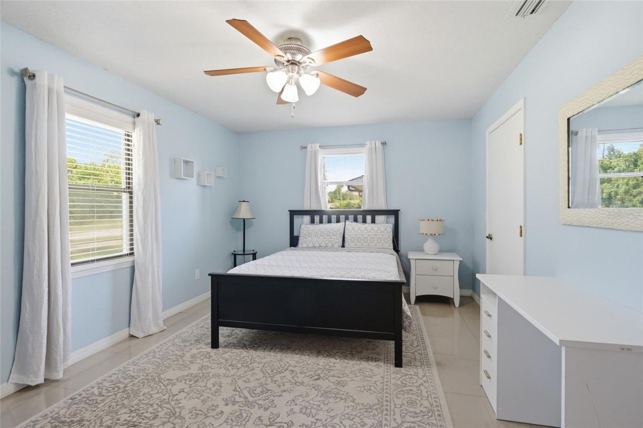 Photo 17 of 20: Guest bedroom
