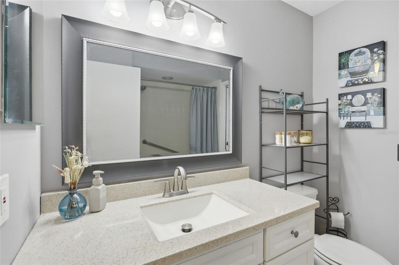 Photo 19 of 20: Guest Bathroom