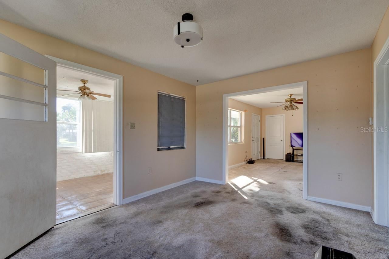 Photo 6 of 20: Dining room with access to Florida room