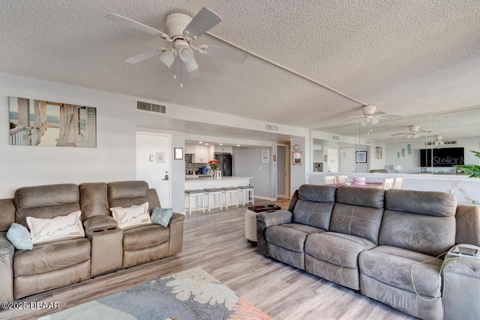 Photo 5 of 20: Living Room