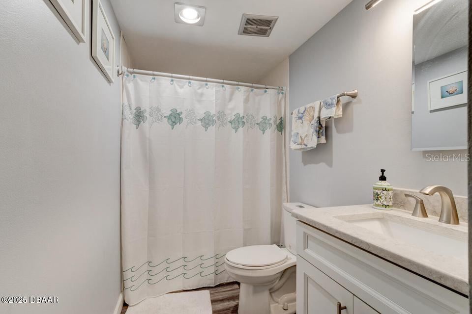 Photo 16 of 20: Hall Bath