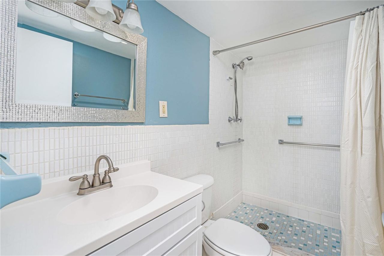 Photo 11 of 20: BATHROOM 2