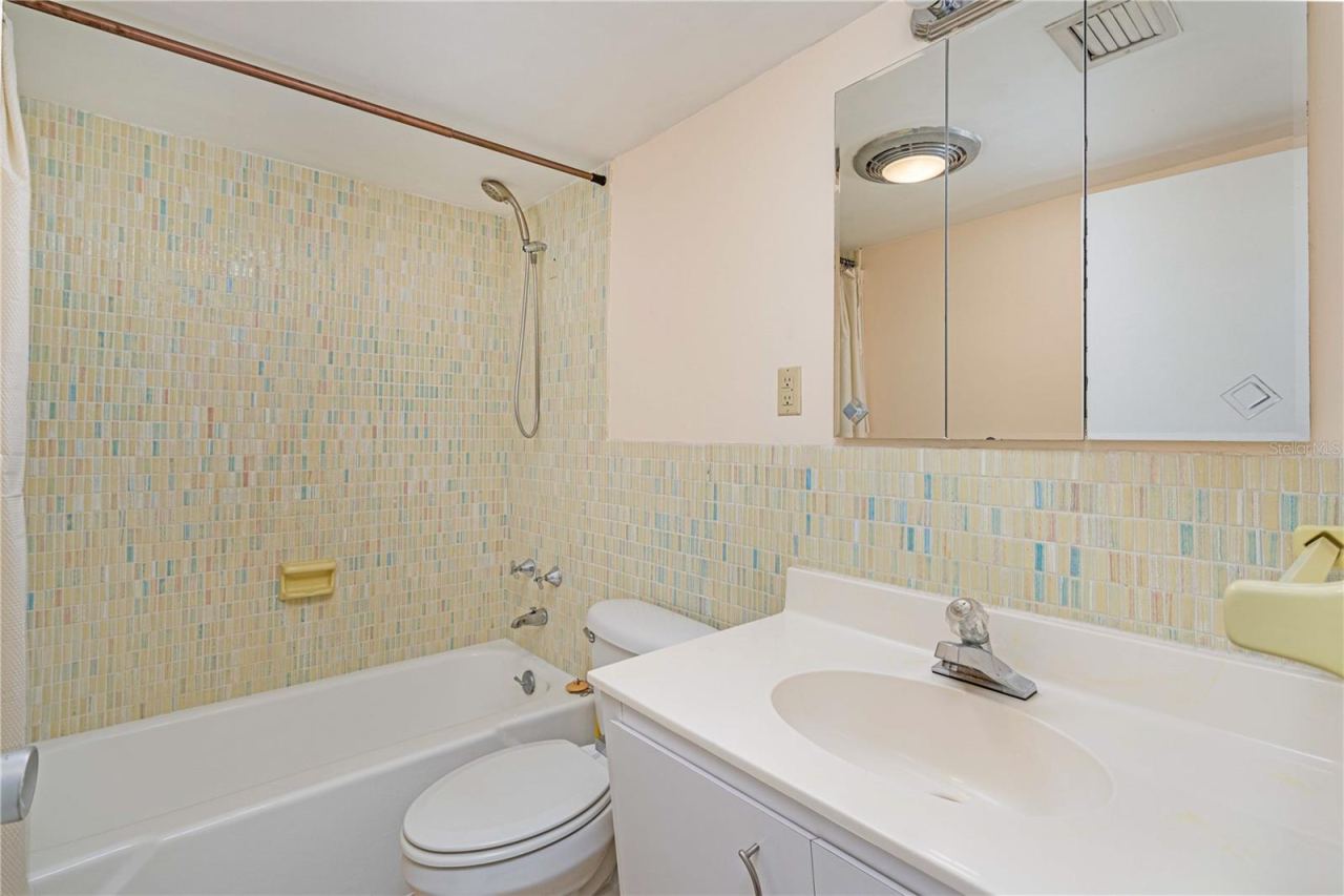 Photo 14 of 20: BATHROOM 1