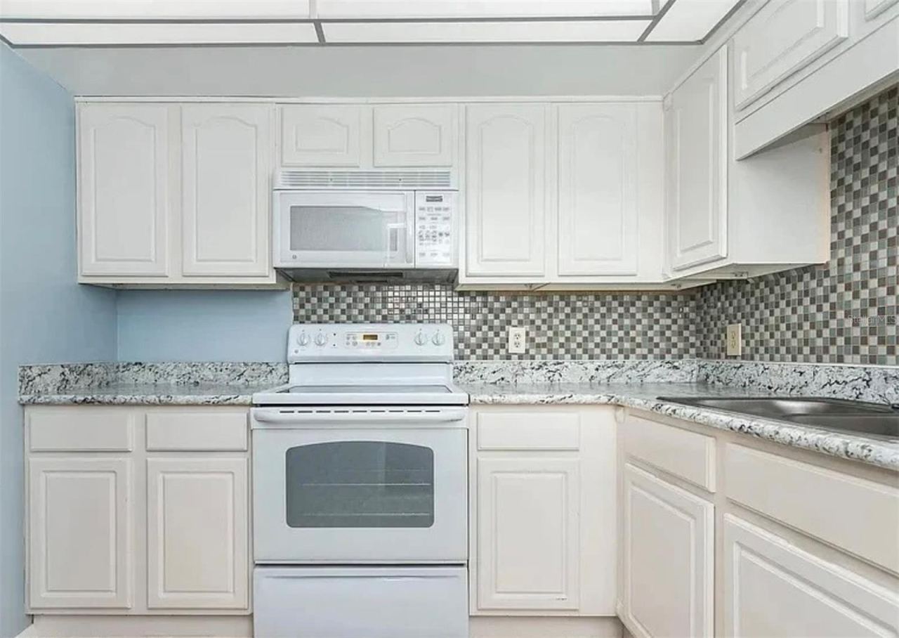 Photo 7 of 20: KITCHEN