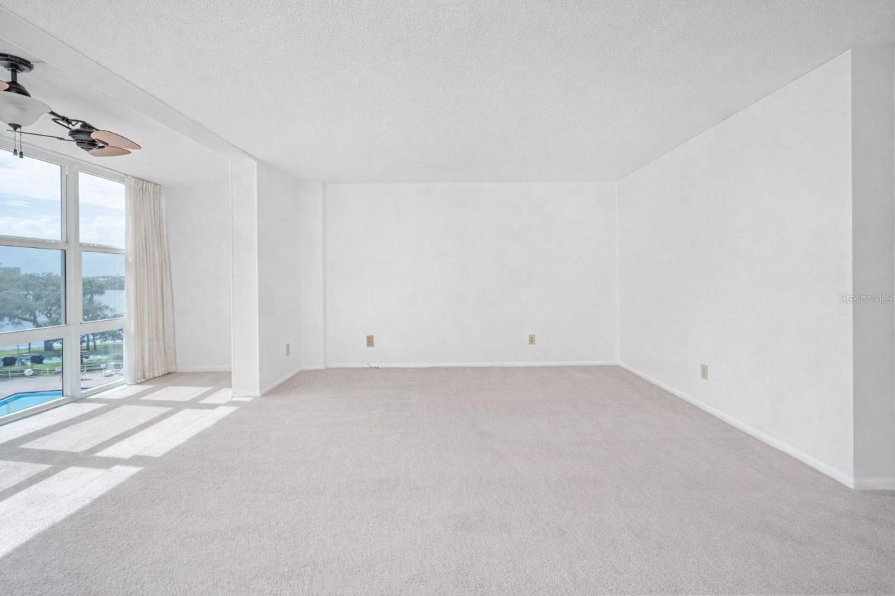 Photo 3 of 20: LIVING ROOM