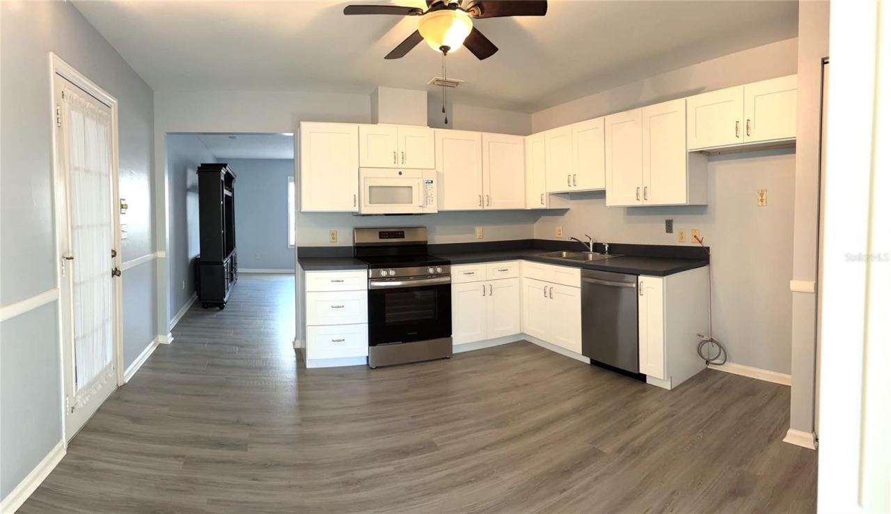 Photo 4 of 17: Eat-In Kitchen