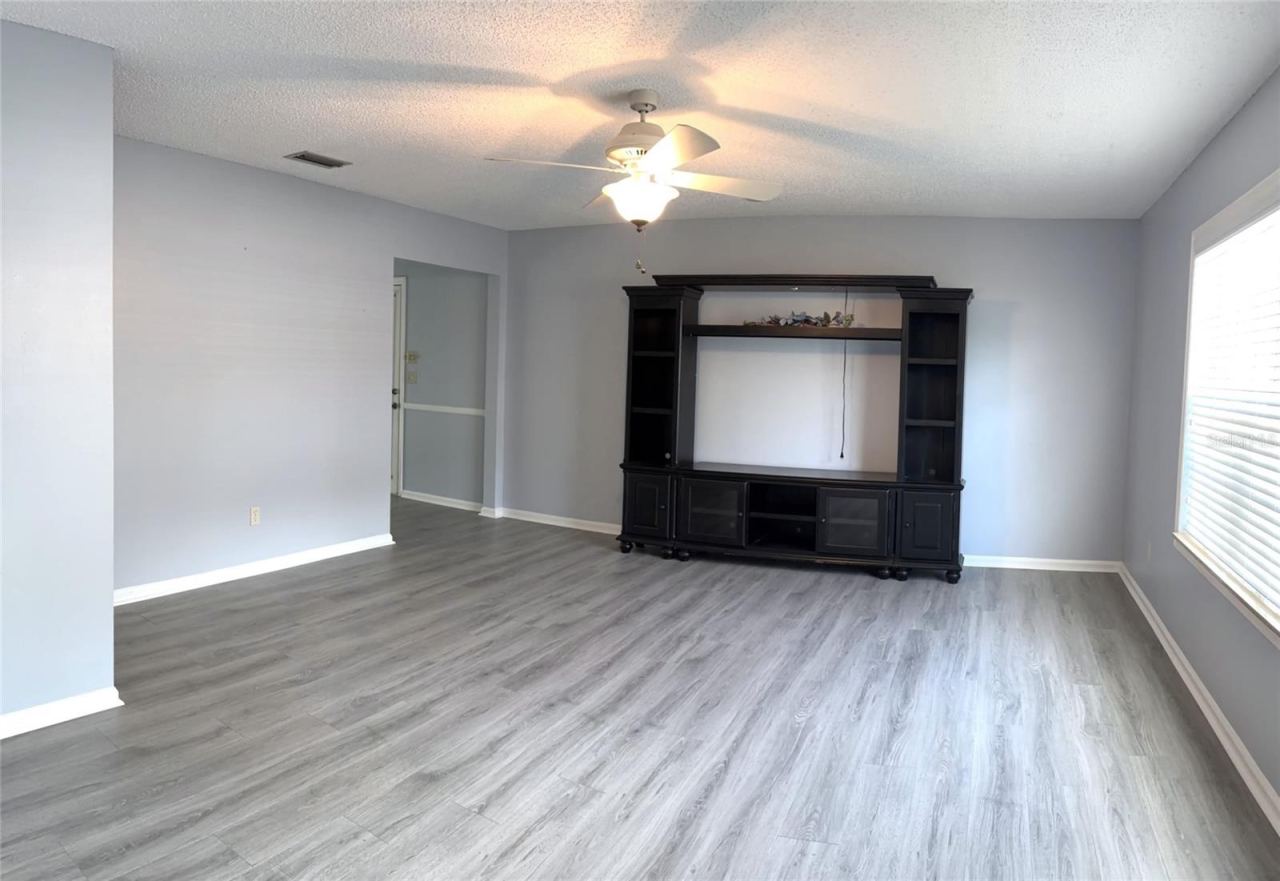 Photo 5 of 17: Living Room