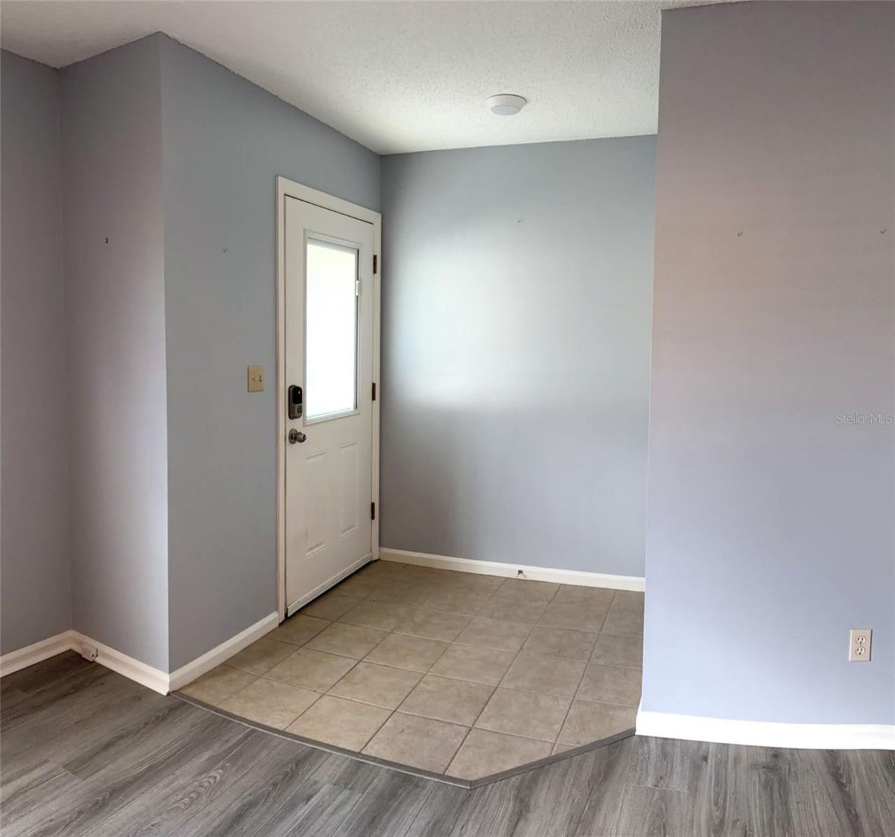 Photo 6 of 17: Entry Way