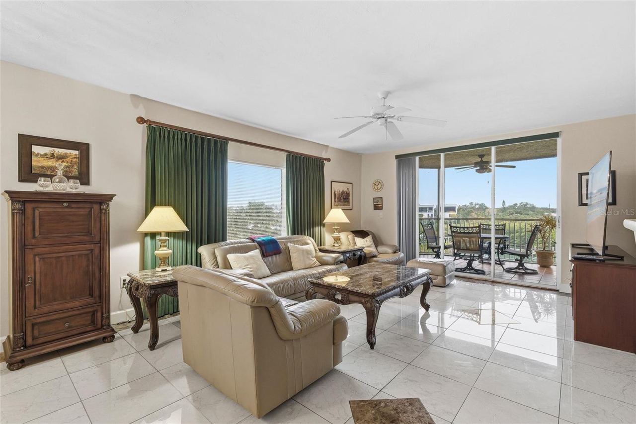 Photo 13 of 20: Spacious & Bright Living Area