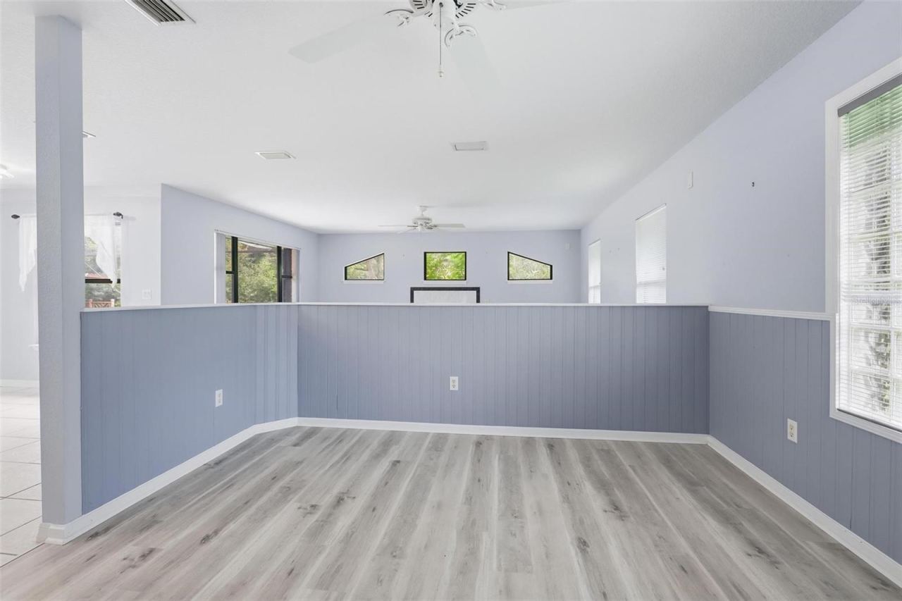 Photo 16 of 20: Looking towards family room.