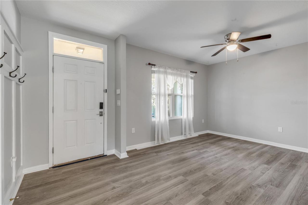 Photo 7 of 20: Flex or Dining room