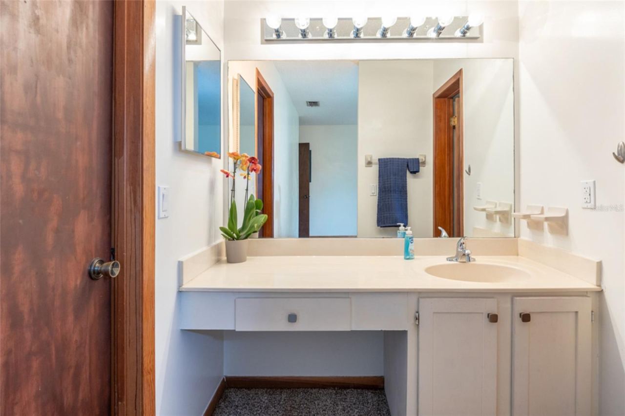 Photo 20 of 20: UNSTAGED: Ensuite Bathroom