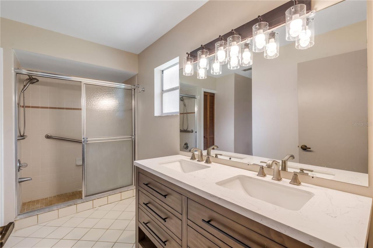 Photo 9 of 20: Master Bathroom