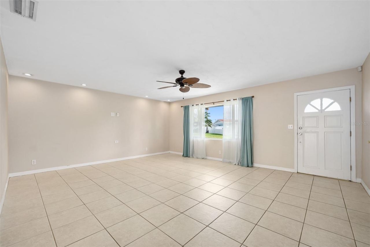 Photo 8 of 20: Living Room