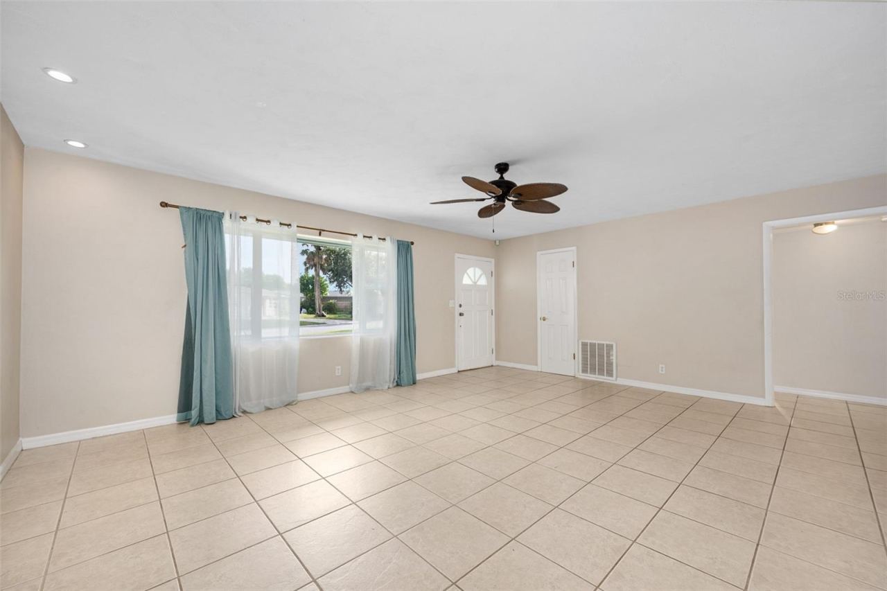 Photo 9 of 20: Living Room
