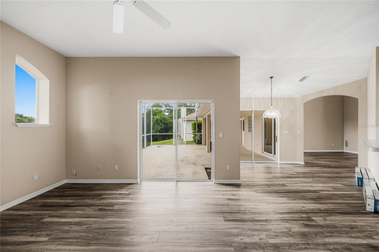 Photo 13 of 20: Family Room