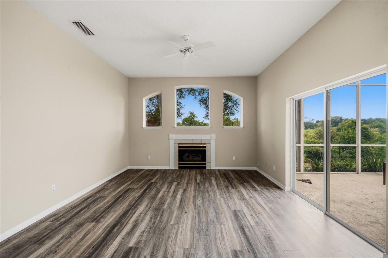 Photo 12 of 20: Family Room