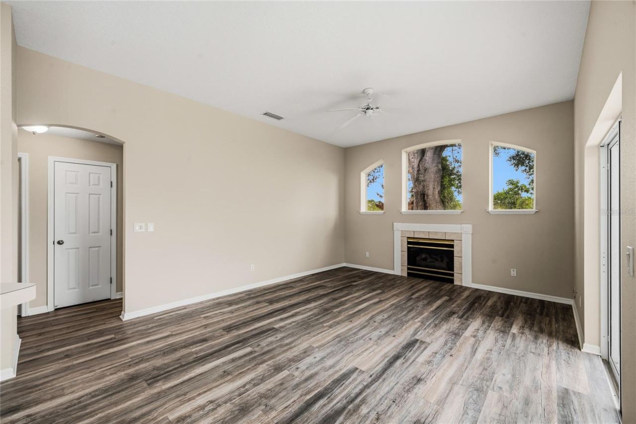 Photo 11 of 20: Family Room