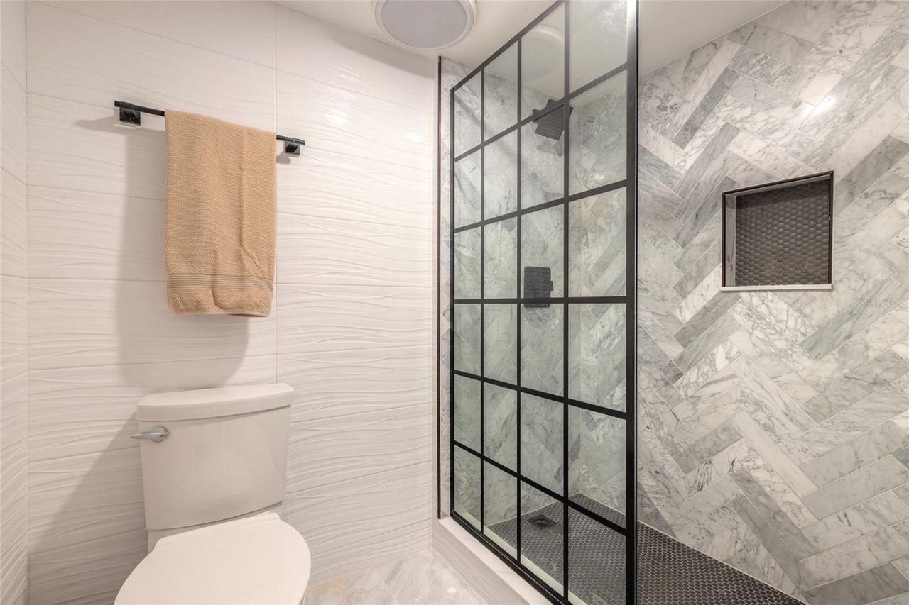 Photo 16 of 20: Primary Bathroom