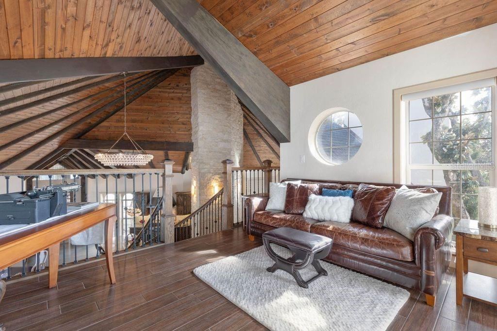 Photo 9 of 20: Upper loft study