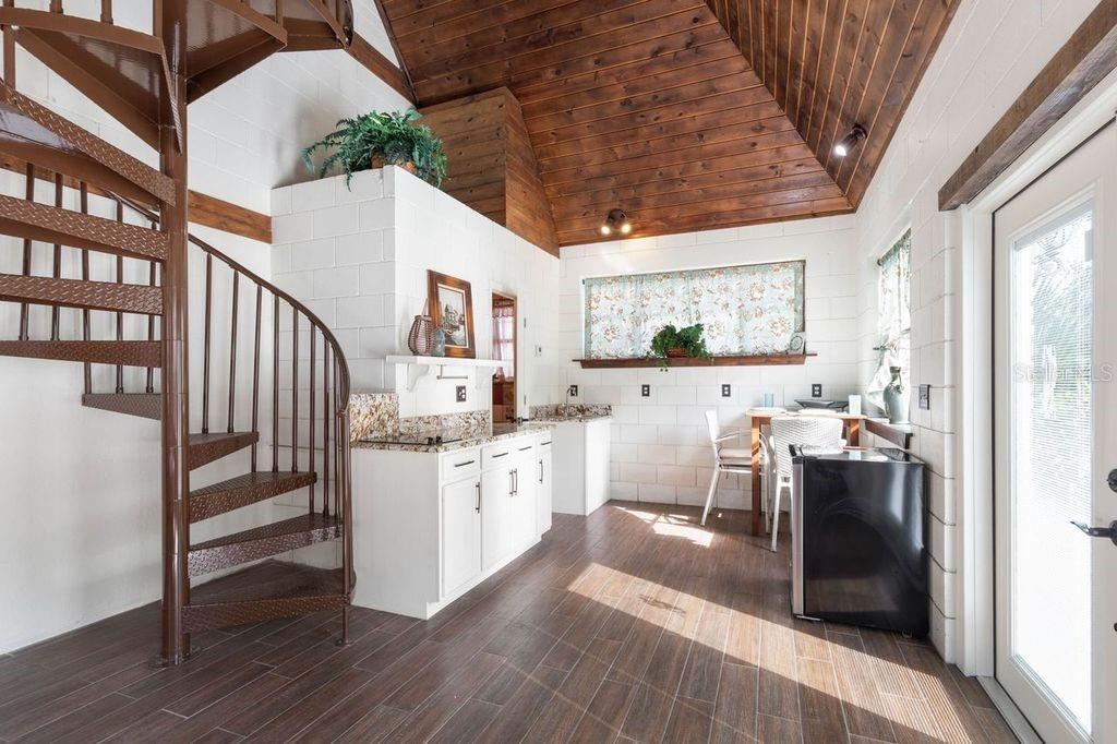 Photo 7 of 20: circular staircase to upper bed and bath